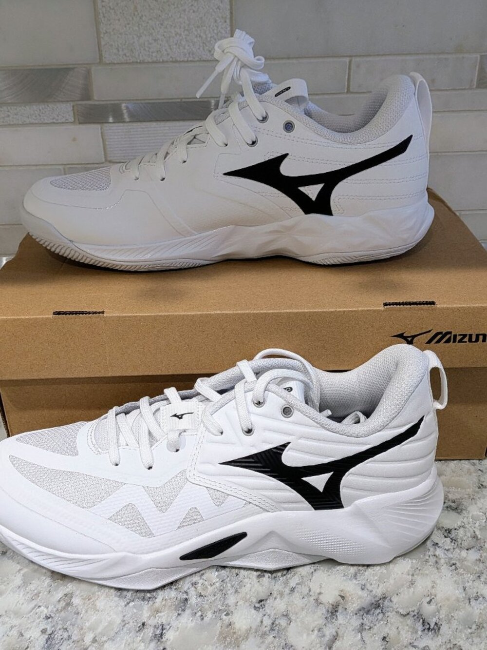 Mizuno Volleyball Wave Momentum Pro Shoes - Women's Size 8.5 NEW IN BOX!